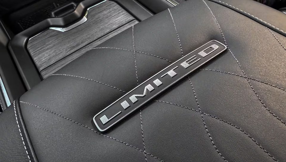 Interiören i en Ram 1500 Limited. Limited-versionen är toppmodellen med högsta möjliga premiumkänsla och utrustningsnivå.
