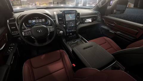 Interiören i Ram 1500 Limited med premiumkänsla och modern teknik som den stora pekskärmen.