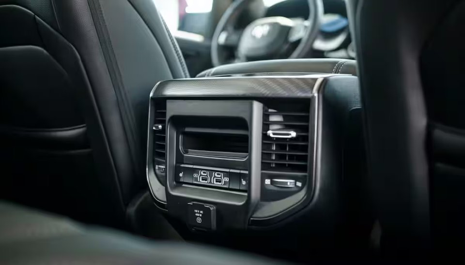 Bekvämlighet för baksätespassagerare är av primär vikt i en premium pickup som Ram 1500 Limited. Här syns ventilationsutblås, värme i stolarna och flera laddningsalternativ.
