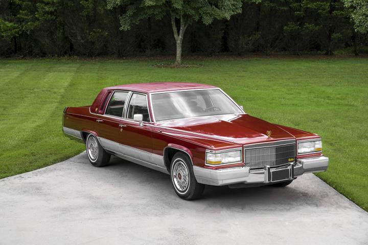 En 1990 Cadillac Brougham, en av de sista rambyggda Cadillac-modellerna som tillverkades, representerar en era innan märket började navigera i en föränderlig bilvärld.