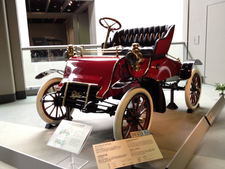 Cadillac Modell A från 1902 står utställd, symbol för märkets tidiga kvalitet och innovation med utbytbara delar.