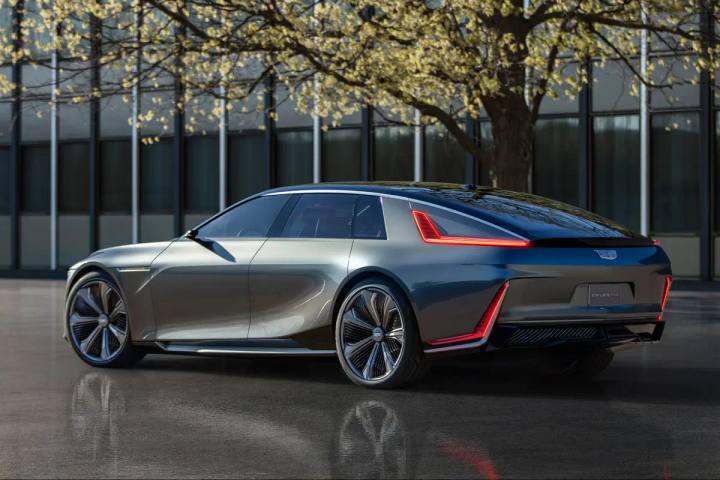 Celestiq är handbyggd och exemplifierar Cadillacs återkomst till den globala lyxbilsscenen, med unik design och avancerad teknik.