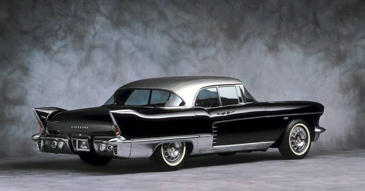 Eldorado Brougham från 1957 var en ikonisk lyxbil från Cadillac, känd för sin djärva design och nyskapande finesser.
