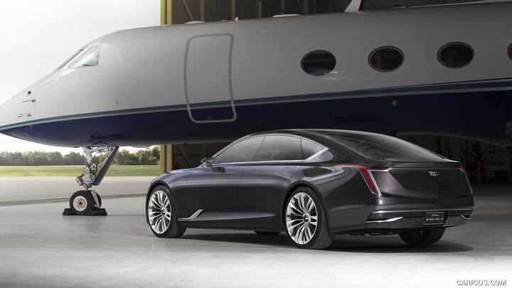 Cadillac Escala konceptbil framför ett privatjet 2016. Sju år senare realiserades delar av dess design i Celestiq.