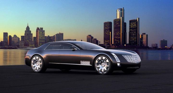 Cadillac Sixteen som för första gången visade upp Art & Science-designen. I bakgrunden tronar Detroit, hemstaden för det amerikanska bilmärket.