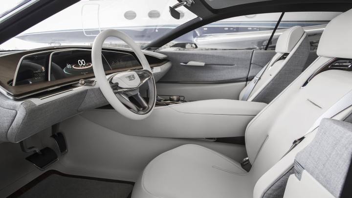 Interiören i Cadillac Celestiq skapar en exklusiv rymdkänsla. Lyxiga materialval och den 55 tum breda skärmen smälter sömlöst in i designen.