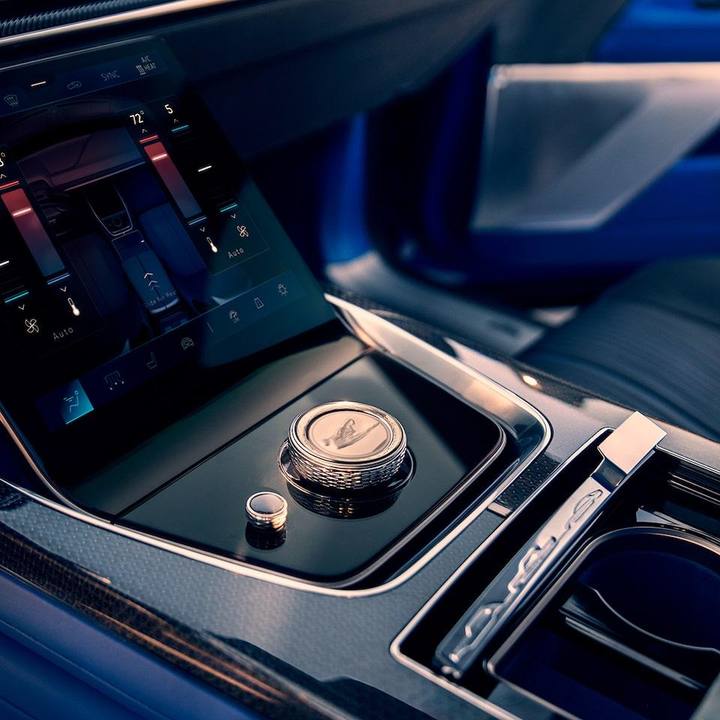 Den centrala kontrollenheten i Celestiq är ett mästerverk av 3D-printade delar och handpolerade ytor. En symbol för Cadillacs nya syn på lyx och hantverk.