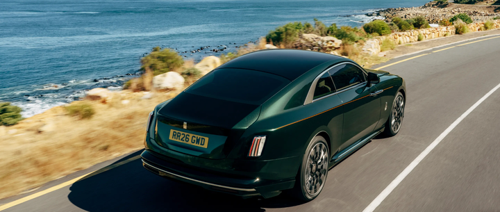 Den bakre delen av Rolls-Royce Spectre Series II avslöjar en smäcker fastback-design, inspirerad av lyxbåtar.