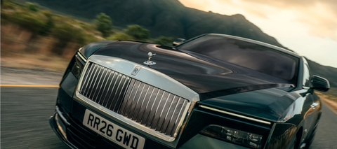 Rolls-Royce Spectre på vägarna, med bergen i bakgrunden. Ett klassiskt formspråk möter elektrisk framdrivning i denna lyxiga elbil.