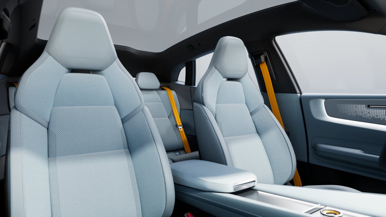 Polestar 4:s interiör genomsyras av en minimalistisk och futuristisk design. Taket består av en glasskiva som sträcker sig långt bak över baksätet.