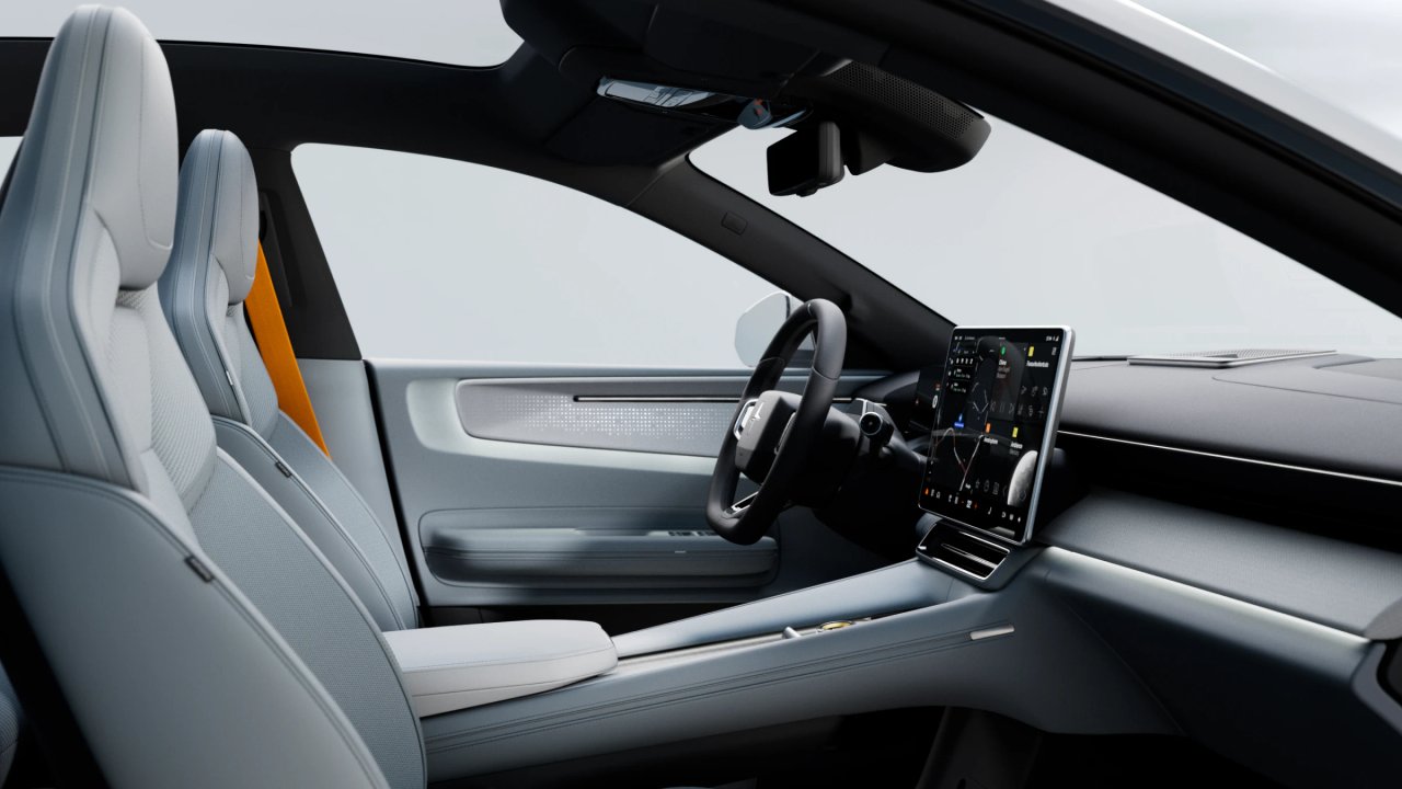 Polestar 4:ans interiör präglas av en minimalistisk design med fokus på hållbara material och teknik. De ljusa sätena och de orangea säkerhetsbältena ger en modern touch.