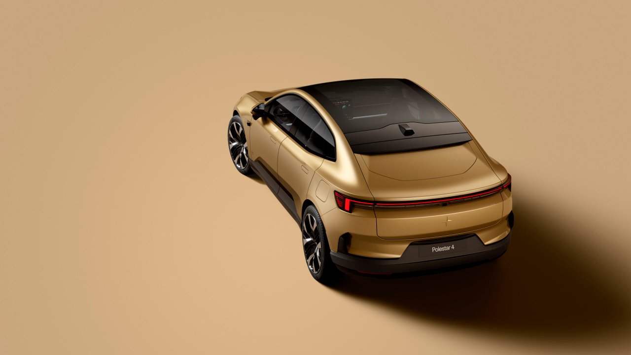Polestar 4:s distinkta design utmärker sig med en sluttande taklinje som förstärker den sportiga profilen, samtidigt som de nya fälgarna bidrar till ett modern intryck.