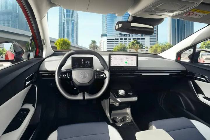 MG4 EV invändigt: Enkel, modern och förvånansvärt rymlig interiör med digitala skärmar som tar plats utan att dominera förarmiljön.
