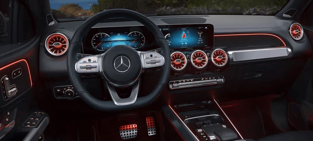 Interiören i Mercedes GLB har en modern känsla med digitala skärmar och effektfull stämningsbelysning.