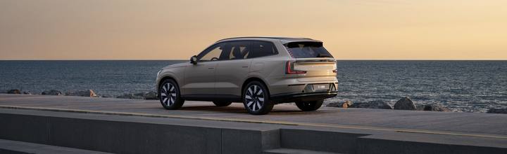 Volvo EX90 är lyxig, säker och rymlig – en drömbil för många barnfamiljer.