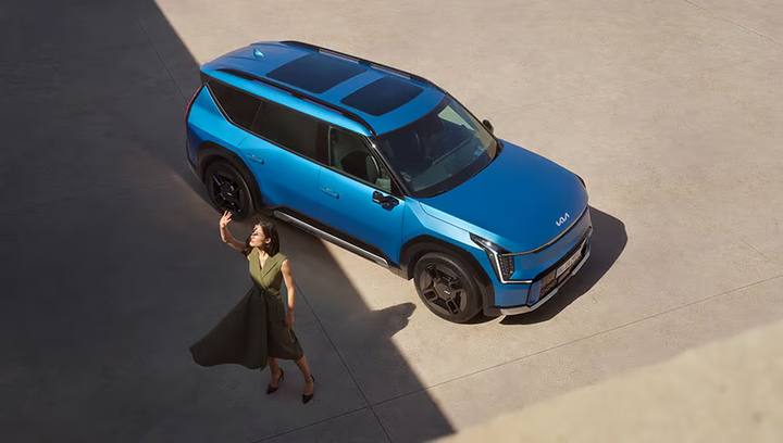 Kia EV9 imponerar med sin rymliga interiör och futuristiska design, idealisk för den moderna familjen som söker en elbil med stil.