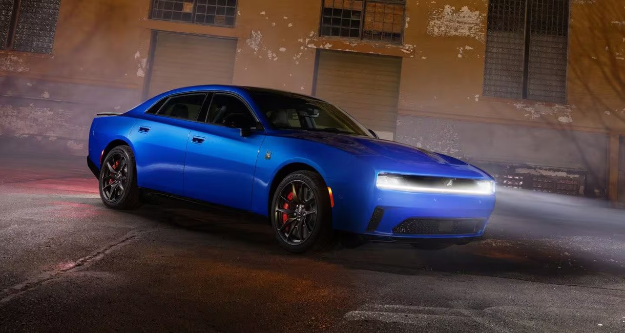 Den nya Dodge Charger Daytona kommer nu till Europa, både som fyradörrars elbil och som bensinslukande Sixpack.