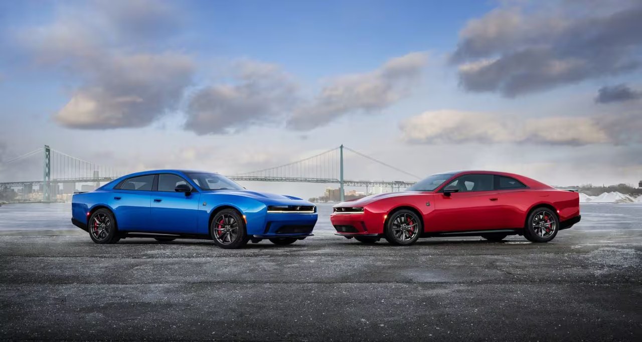 Den blå Charger är en fyradörrars Charger Sixpack, medan den röda är en tvådörrars Charger Daytona – en eldriven muskelbil.
