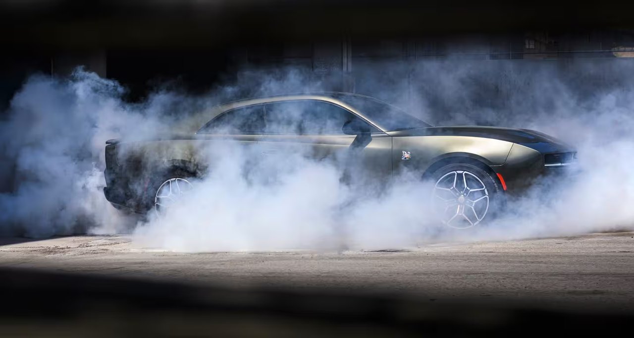 Dodge Charger Daytona kommer med en "Fratzonic Chambered Exhaust" som sägs kunna ge ifrån sig 126 decibel.