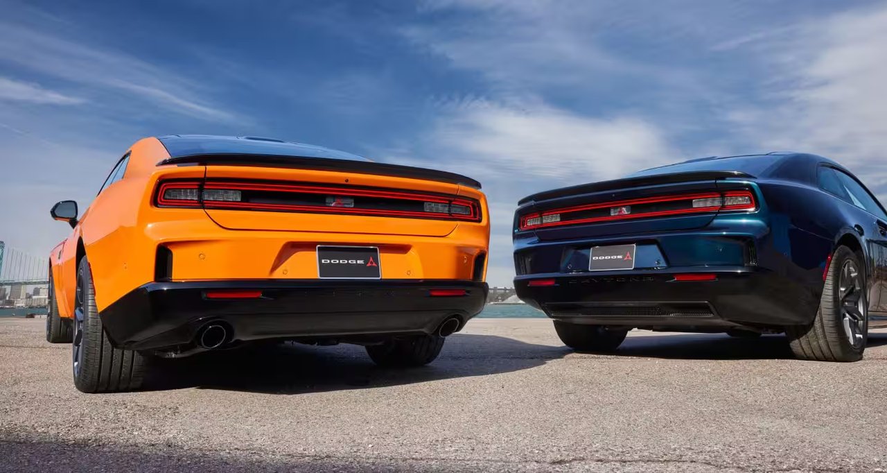 Dodge Charger Daytona (till höger) som EV och Dodge Charger Sixpack (till vänster) med bensinmotor. En till synes identisk design.