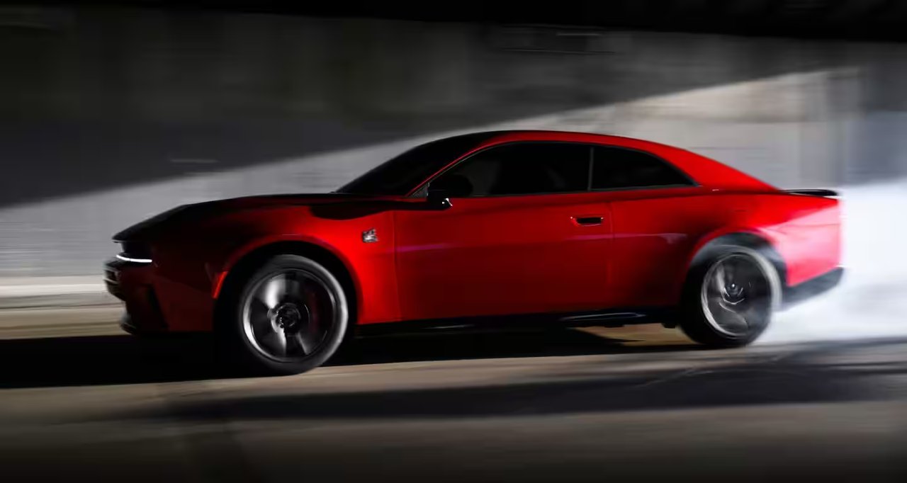 Den nya eldrivna Charger Daytona kombinerar ett tydligt formspråk från tidigare modeller med en modern siluett.