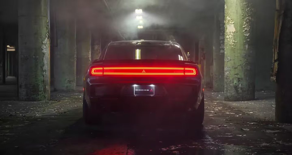 Den bakre ljusrampen – en tydlig signatur för den nya Dodge Charger.