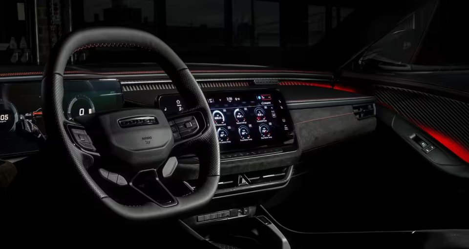 Dodge Charger får en digitaliserad interiör med ratt och skärmar som för tankarna till en modern spelkonsol.