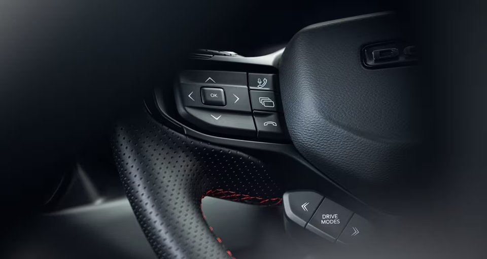 Möjliga körlägen, "Drive Modes", bland det som syns på ratten till Dodge Charger Daytona Scat Pack.