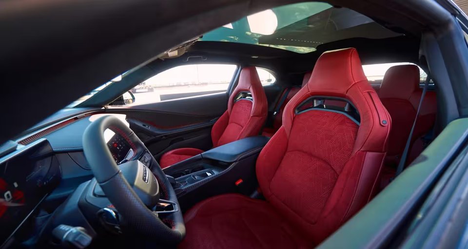 Den stilrena inredningen i Charger Daytona, med matchande röda säten, signalerar både sportighet och lyx.