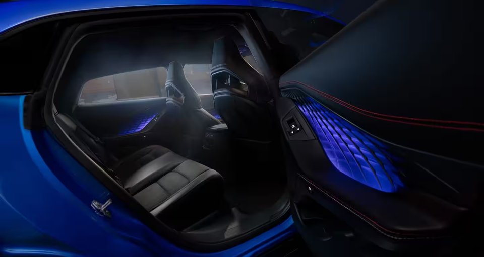 Mörk interiör med lila accentbelysning i Dodgens nya elbil, förmodligen Dodge Charger Daytona.