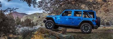 En Jeep Wrangler Rubicon i bergig terräng. Denna modell är en av de Jeep-bilar som återkallas globalt på grund av brandrisk.