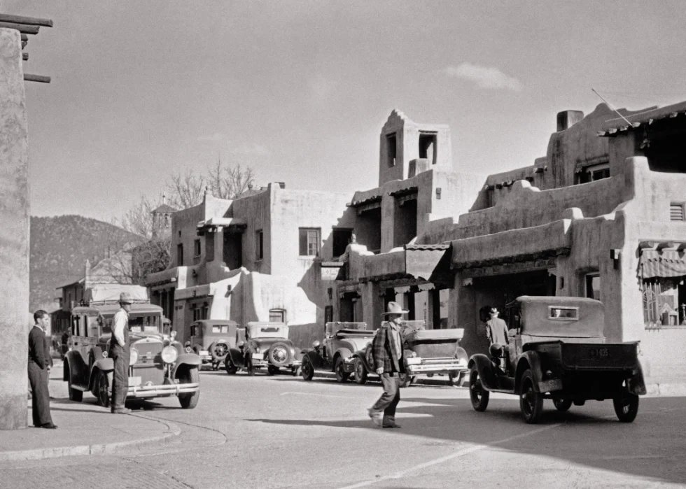 Möt Route 66 under 1930-talet. I delstaten New Mexico korsar vägen flera små städer med unika byggnader.