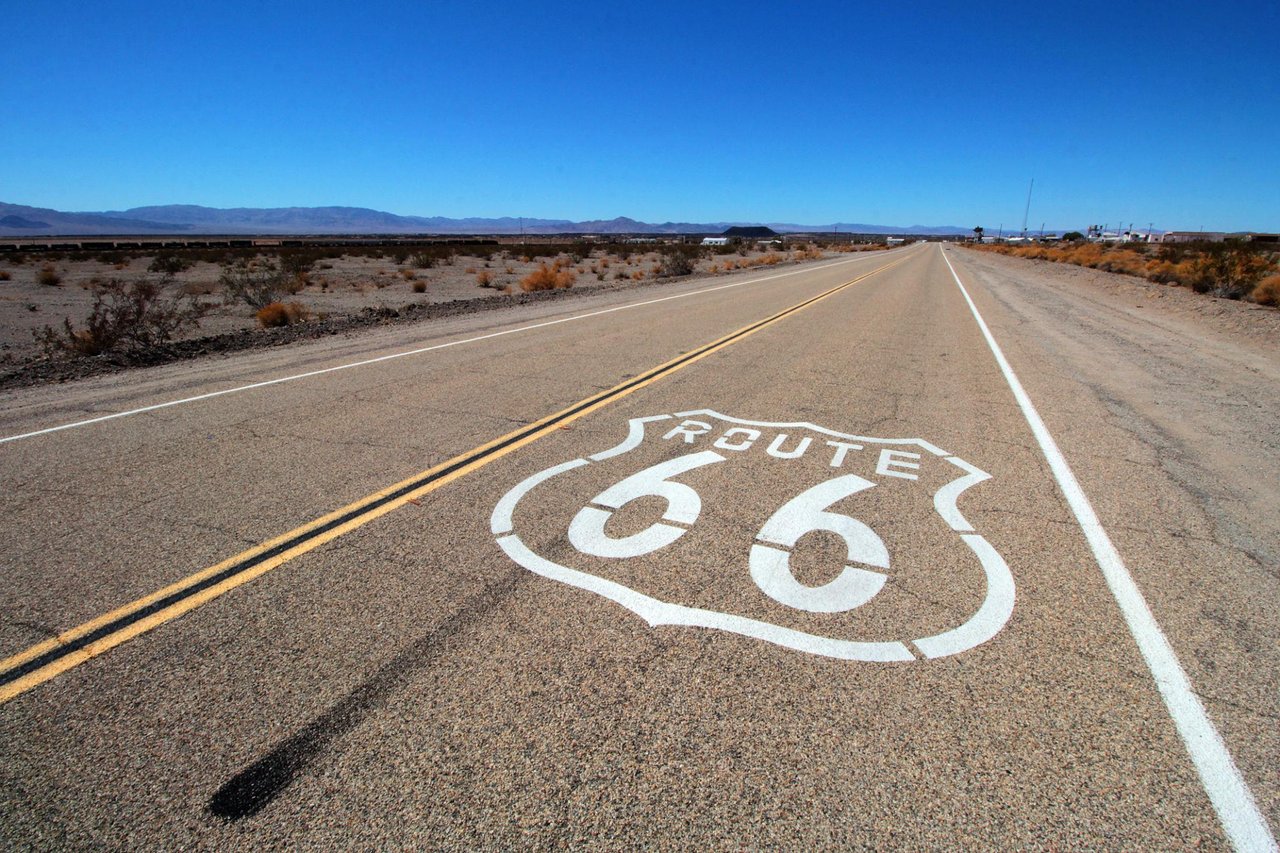 Den klassiska Route 66-skylten målad direkt på asfalten är ett måste att fotografera för alla som kör sträckan.