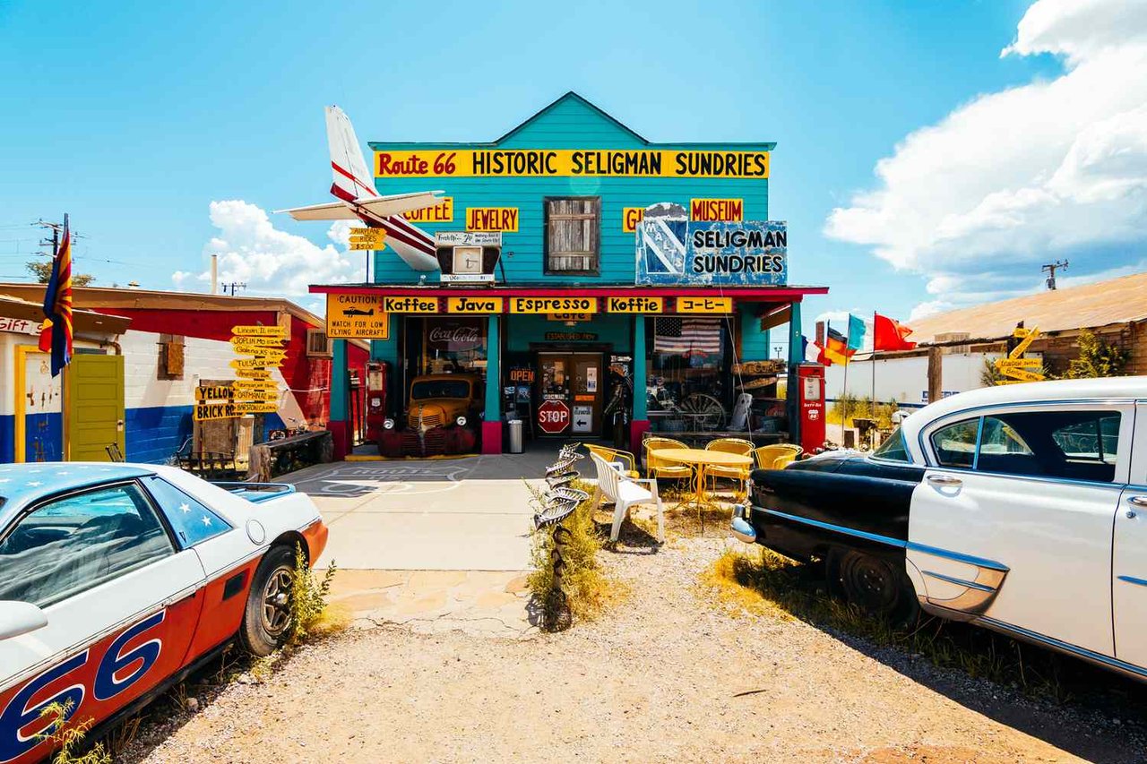 Historic Route 66 i Seligman, Arizona, en av de mest ikoniska platserna att stanna till på längs den legendariska vägen. Här andas allt nostalgi.