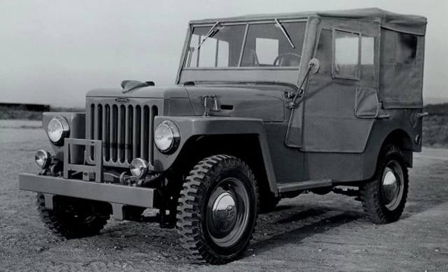 Den allra första BJ-prototypen rullade ut 1951. Det var inte förrän 1954 som namnet Land Cruiser introducerades.