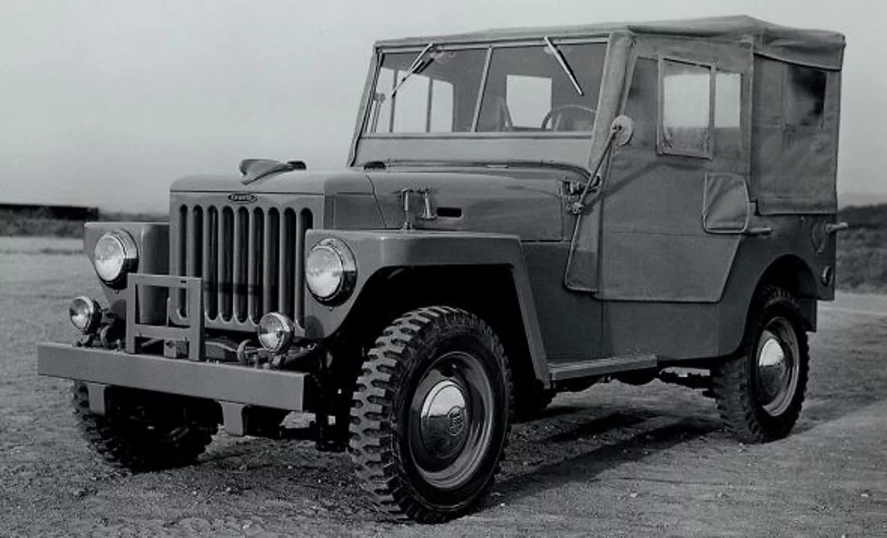 Den allra första BJ-prototypen rullade ut 1951. Det var inte förrän 1954 som namnet Land Cruiser introducerades.