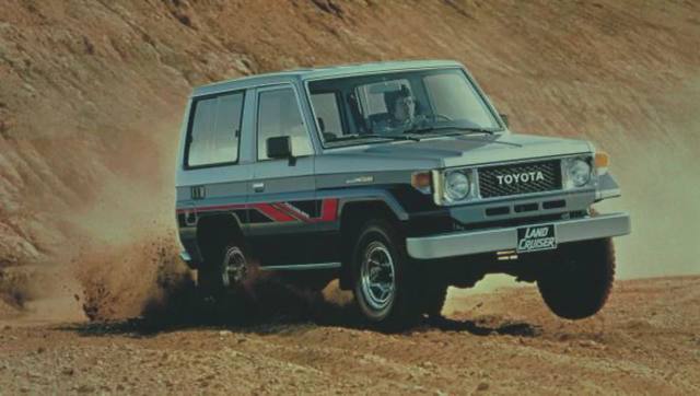 Den tidiga 70-talsserien, här en FJ70 Land Cruiser i full aktion. Dessa robusta bilar byggdes för de tuffaste förhållandena.