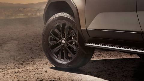 Fälg och däck på nya Toyota Land Cruiser, som är trogen sitt robusta ursprung. Sidostegen indikerar terrängegenskaperna.