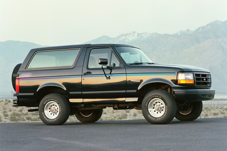 Den femte generationens Bronco tillverkades mellan 1992 och 1996. Här som den mer sällsynta "Nite" specialutgåvan.