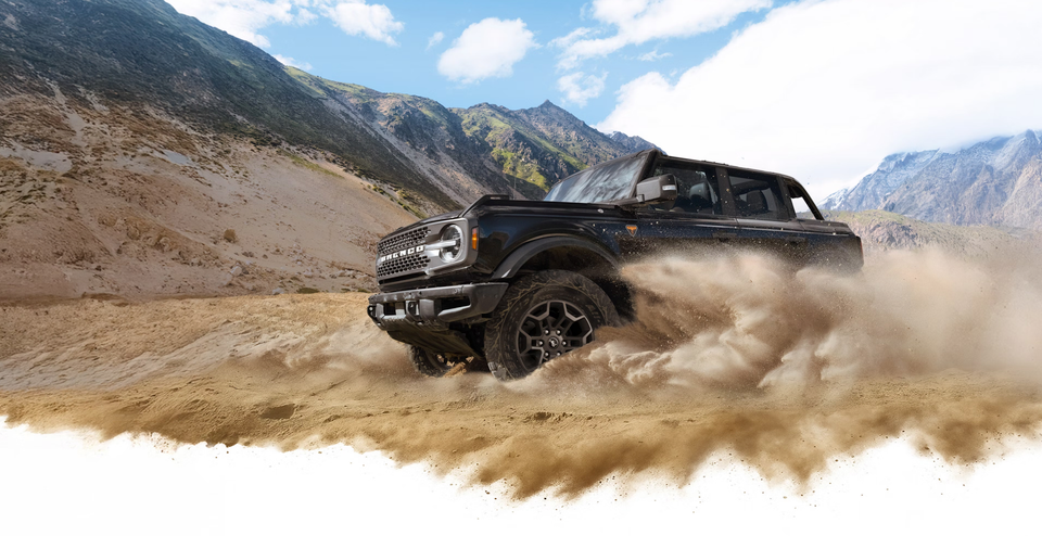 Bronco är redo för tuff terräng och kastar sand omkring sig. En riktig utmanare till ikoner som Jeep Wrangler.