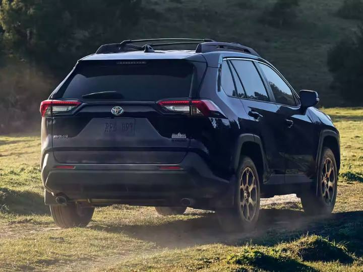 Toyota RAV4 Trail har ett robustare utseende och mer offroadfokus.