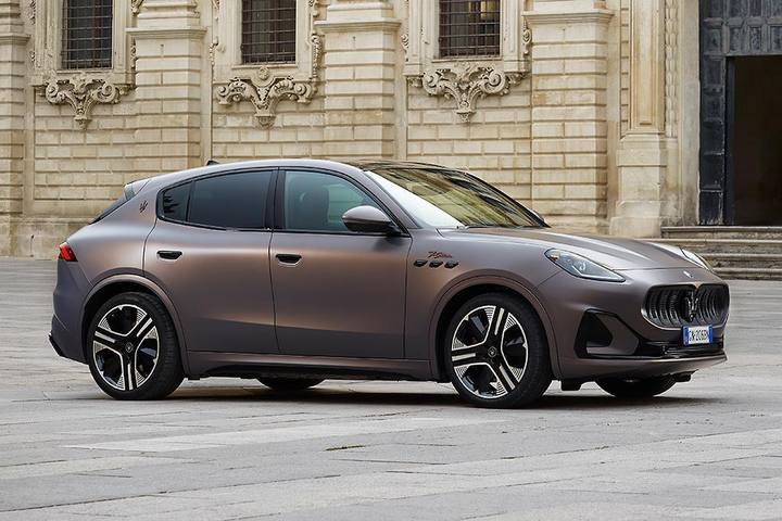 Maserati Grecale Folgore, en av märkets elbilar som har svårt att locka till sig tillräckligt många köpare, trots prissänkningar.