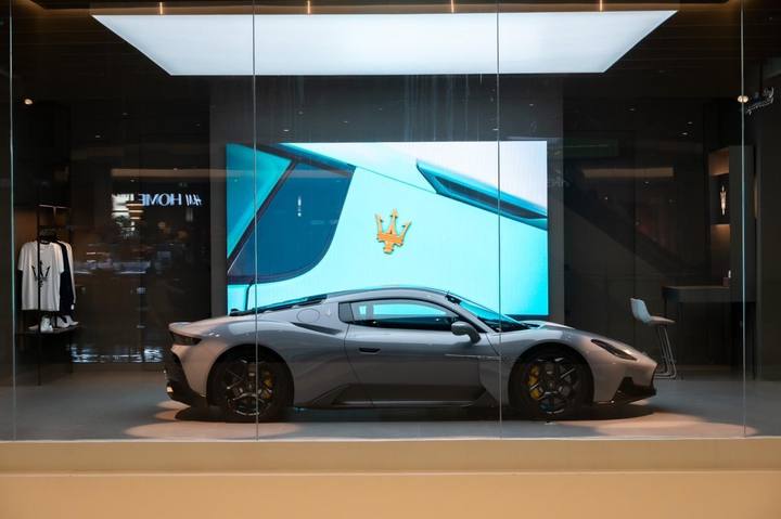 En Maserati Folgore står utställd. Trots märkets anrika design och prestanda har försäljningen av deras elbilar inte mött förväntningarna.