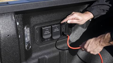 På flaket finns eluttag som kan leverera upp till 7,2 kW. Perfekt för verktyg eller att driva ett mindre hus.