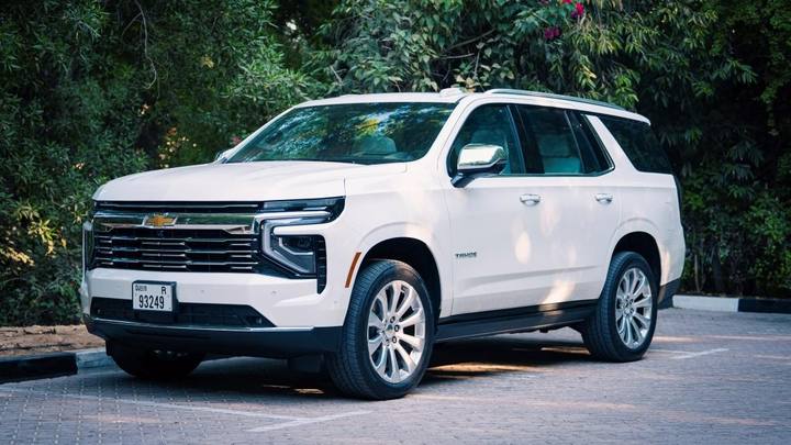 Den klassiska Chevrolet Tahoe på en solig parkering. Modellen är en gigant på den amerikanska marknaden och förkroppsligar amerikansk frihet.