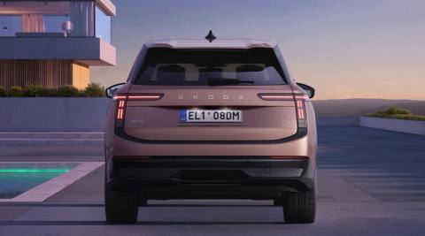 Skoda Peaq visar upp sin baksida med tydliga LED-bakljus och "Skoda" stavat över bakluckan.  Förmodligen en 90x-version.