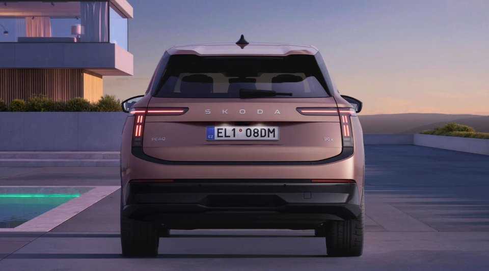 Skoda Peaq visar upp sin baksida med tydliga LED-bakljus och "Skoda" stavat över bakluckan.  Förmodligen en 90x-version.