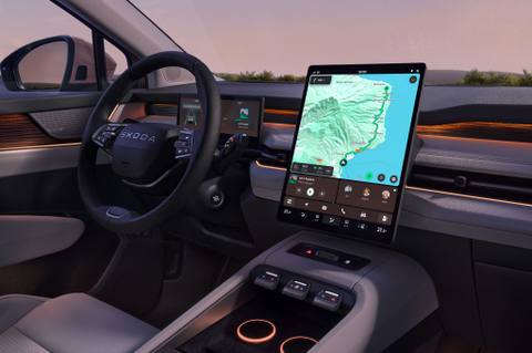 Skoda Peaq får en ren och modern interiör med en stor vertikal skärm och digitala instrument framför föraren.