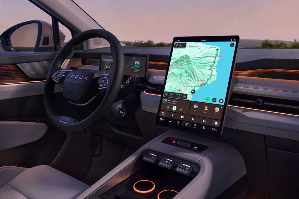 Skoda Peaq får en ren och modern interiör med en stor vertikal skärm och digitala instrument framför föraren.