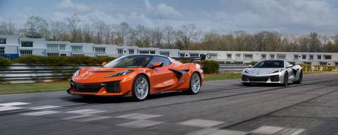 Den nya Corvette ZR1X:en i orange, med en tidigare generation Corvette i silver intill, redo att visa vad den går för på banan.